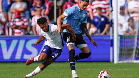 Tyler Adams de Estados Unidos lucha el balón con Darwin Nuñez de Uruguay.
