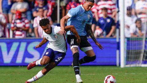 Tyler Adams de Estados Unidos lucha el balón con Darwin Nuñez de Uruguay.