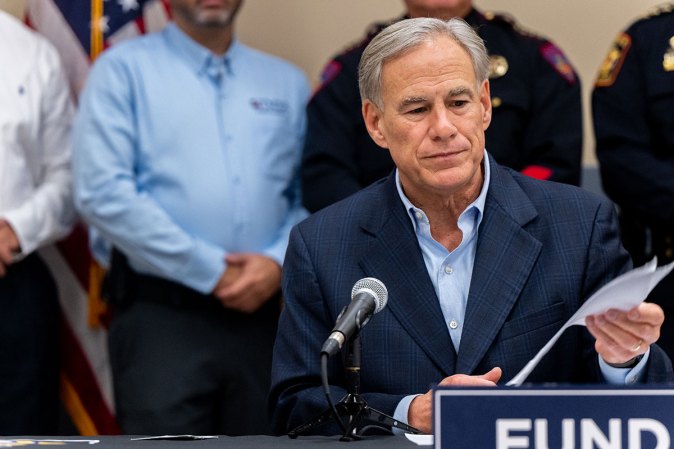 Greg Abbott firma ley SB4 que establece medidas más severas contra migrantes indocumentados