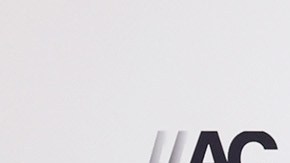 Ryan Reynolds recreó la foto con Travis Kelce y Hugh Jackman reclamó su lugar junto al actor.