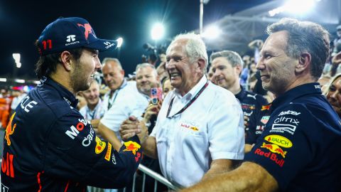 Sergio "Checo" Pérez conversando con Helmut Marko y Christian Horner en Abu Dhabi.