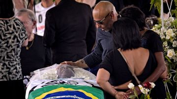 Edinho despide a su padre Pelé, fallecido el 29 de diciembre del 2022.