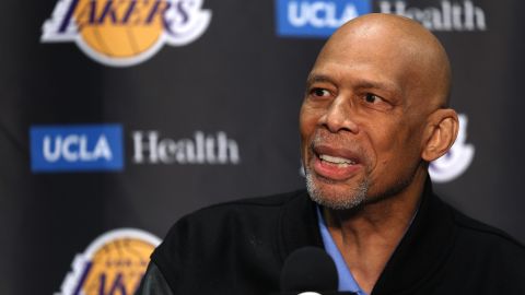 El seis veces campeón de la NBA, Kareem Abdul-Jabbar, brilló con Los Ángeles Lakers y los Milwaukee Bucks.