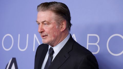 Alec Baldwin se vio involucrado en una tensa discusión con un manifestante.