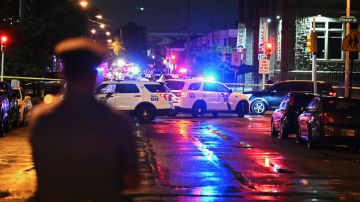 Persecución policial en Philadelphia termina en tiroteo con 2 agentes y un sospechoso heridos