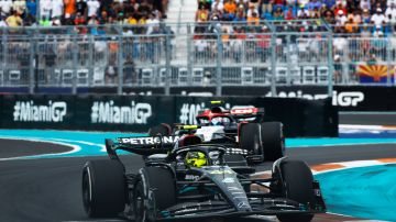 El británico Lewis Hamilton en una de las curvas del circuito urbano de Miami durante el Gran Premio que se corrió este 2023.