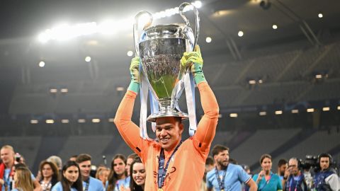 Ederson posa con el trofeo de la Champions League.