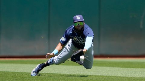 Manuel Margot en jugada en los jardines con los Tampa Bay Rays.