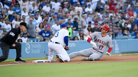 Shohei Ohtani llegando a tercera en una jugada en el Dodger Stadium.