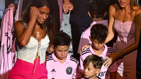 Mateo Messi junto a su madre, Antonella Roccuzzo durante la presentación de Lionel Messi con el Inter Miami.