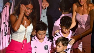 Mateo Messi junto a su madre, Antonella Roccuzzo durante la presentación de Lionel Messi con el Inter Miami.