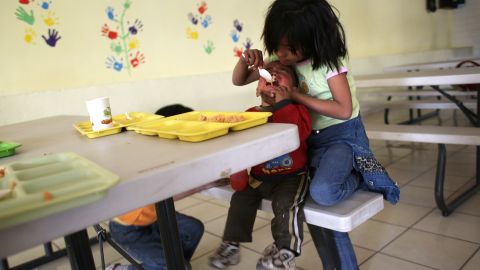 CDC calculan 200 casos de envenenamiento por plomo en 33 estados tras comer puré de manzana