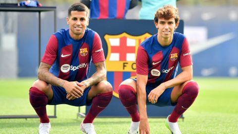 Joao Cancelo y Joao Félix posando con la camiseta del FC Barcelona.