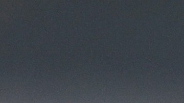 Nico Ibañez de Tigres disputa un balón con Eduardo Salvio de Pumas.