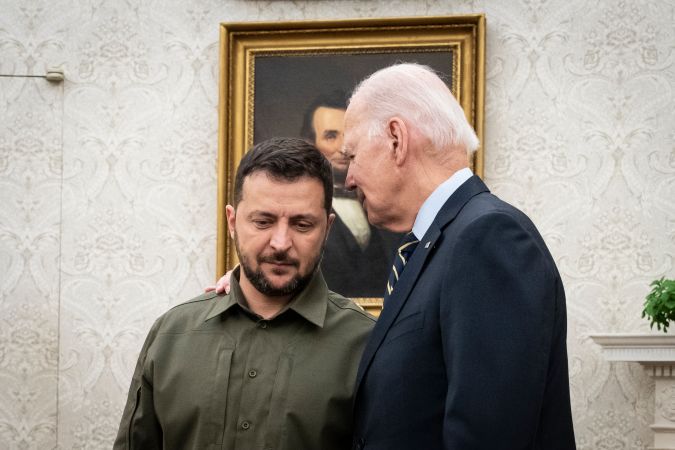 Biden invita al presidente ucraniano Zelenski a la Casa Blanca el próximo martes