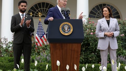 En septiembre pasado, el presidente Biden y la vicepresidenta Harris lideraron la creación de la oficina contra violencia armada.