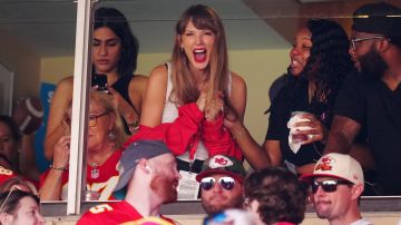 Taylor Swift confirmó que eran pareja cuando asistió a su primer partido de los Kansas City Chiefs en septiembre.