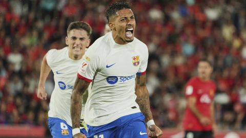 Raphinha del FC Barcelona celebra marcar el primer gol de su equipo durante el partido de LaLiga entre el RCD Mallorca y el FC Barcelona