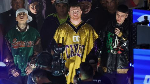 Canelo Álvarez haciendo su entrada para enfrentar a Jermell Charlo.