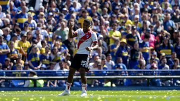 BUENOS AIRES, ARGENTINA - OCTOBER 01: Salomón Rondón of River Plate celebrates after scoring the first goal of his team during a match between Boca Juniors and River Plate as part of Copa de la Liga Profesional 2023 at Estadio Alberto J. Armando on October 01, 2023 in Buenos Aires, Argentina. (Photo by Daniel Jayo/Getty Images)