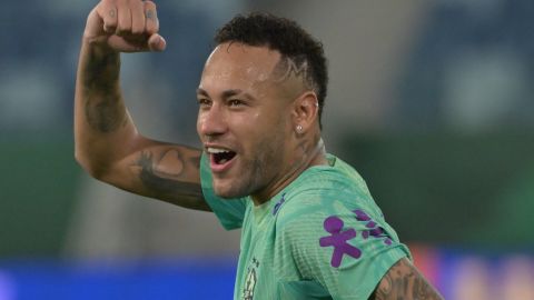 Neymar se encuentra recuperándose de una grave lesión en la rodilla izquierda.