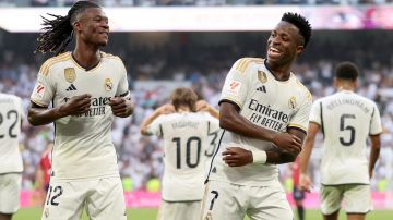 Camavinga y Vinicius Jr. celebrando un gol con el Real Madrid.