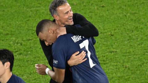 Luis Enrique celebrando con la estrella del PSG, Kylian Mbappé una victoria ante el AC Milan por la Champions League.