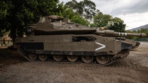 Un tanque Merkava desplegado en un kibutz en la región norte de Kiryat Shmona, cerca de la frontera de Israel con el Líbano.