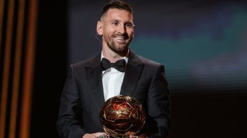 Lionel Messi recibe uno de sus galardones más recientes: El Balón de Oro 2023.