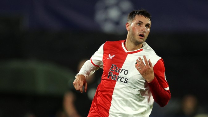 Santiago Giménez, delantero mexicano figura del Feyenoord de Países Bajos.