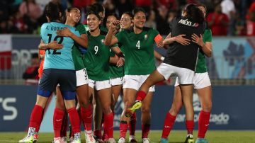 Jugadoras de la selección mexicana celebran su triunfo sobre Chile en la final de los Juegos Panamericanos.