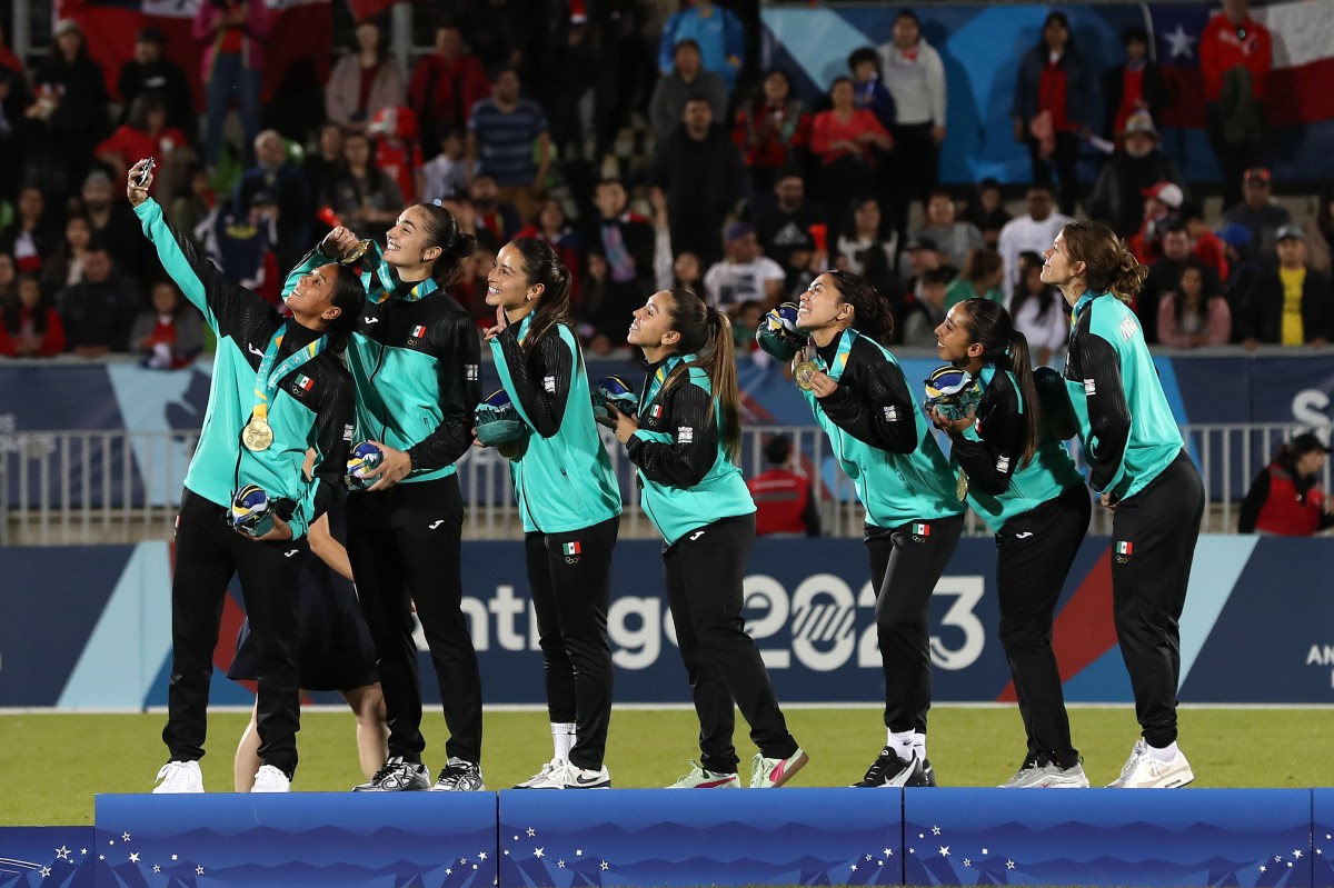 Jugadoras de la selección mexicana de fútbol se toman una selfie con sus medallas de oro.