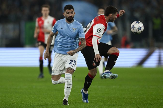 Santiago giménez pudo debutar esta temporada en la UEFA Champions League. TIZIANA FABI - Getty Images.