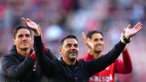 El director técnico del Girona, Míchel, saludando a los aficionados luego de la victoria ante el FC Barcelona.