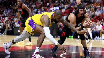 El jugador del Miami Heat, Jaime Jáquez Jr., disputándole un balón a LeBron James.