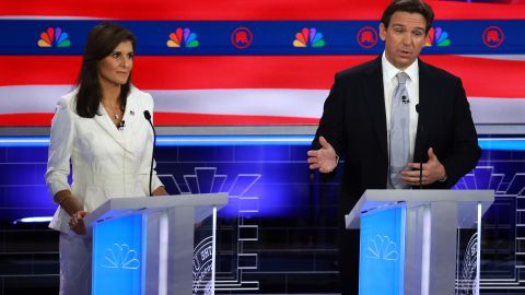 Nikki Haley y Ron DeSantis durante el tercer debate de las primarias republicanas en Miami.