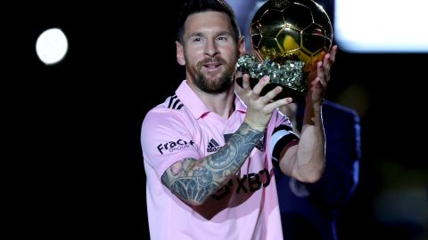 Messi con el Balón de Oro de la temporada.