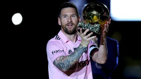 Lionel Messi mostrando su Balón de Oro ante la afición del Inter Miami.