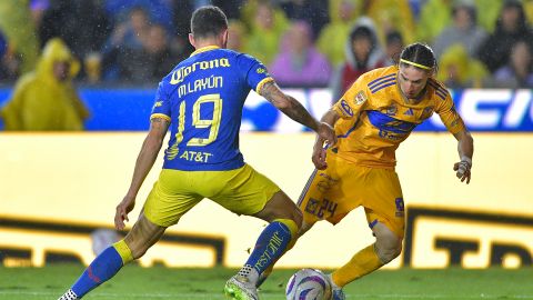 Miguel Layuún del América con el número 19 disputa el balón con Marcelo Flores de Tigres con el número 24.