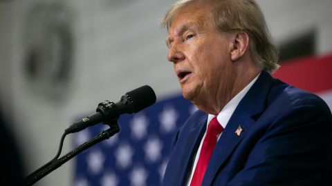Abogados de Trump piden que el juicio contra el expresidente en Georgia se retrase o se desestime por completo.