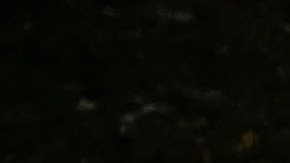 Un desamparado durmiendo en un banco en la calle en Nueva York.