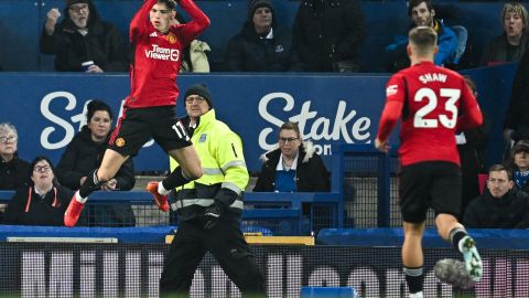 Alejandro Garnacho celebra un gol a lo Cristiano Ronaldo.