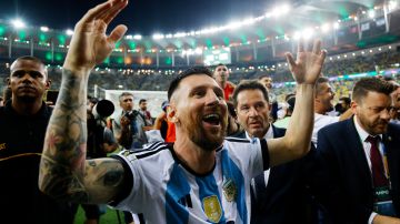 Lionel Messi celebrando la victoria de Argentina ante Brasil en Río de Janeiro por las eliminatorias sudamericanas.