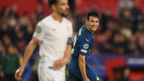 El delantero mexicano Hirving "Chucky" Lozano firmó por cinco temporadas en su regreso al PSV.