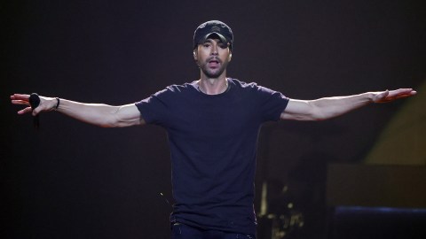 La empresa resaltó los 40 mil millones de transmisiones del cantante por medio de distintas plataformas.