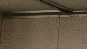 Gavin Newsom y Ron DeSantis se ven en la pantalla de la sala de prensa durante el debate realizado por Fox News.