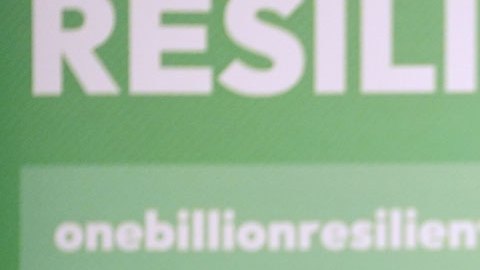 Hillary Clinton denuncia en Dubái un retroceso en derechos de las mujeres y reivindica el liderazgo femenino