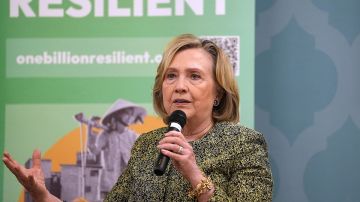 Hillary Clinton denuncia en Dubái un retroceso en derechos de las mujeres y reivindica el liderazgo femenino