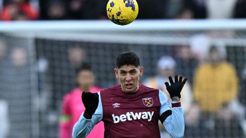 Edson Álvarez en jugada con los colores del West Ham.