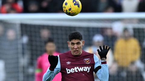 Edson Álvarez durante el partido contra el Crystal Palace.